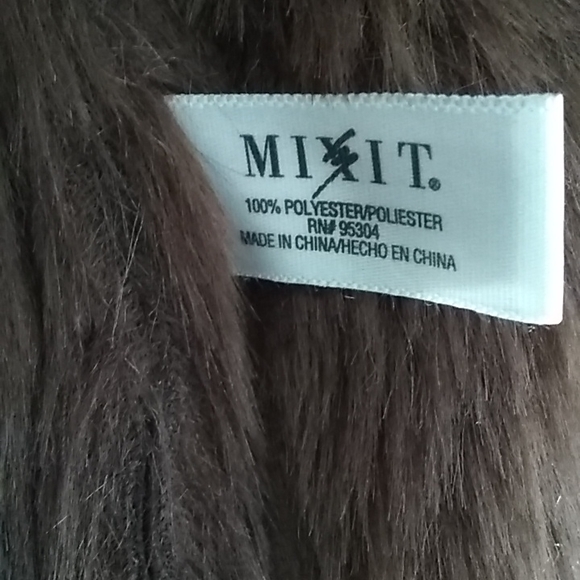 Fur collard vest. - Picture 4 of 13